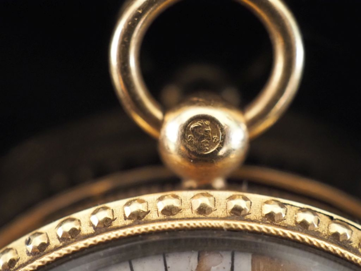 Montre de col en or jaune 750 de style Louis XVI. Le cadran à décor de