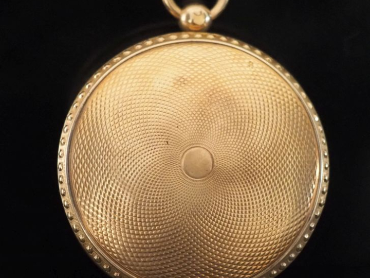 Montre de col en or jaune 750 de style Louis XVI. Le cadran à décor de