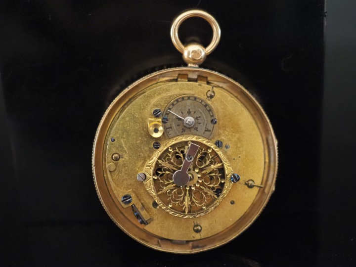 Montre de col en or jaune 750 de style Louis XVI. Le cadran à décor de