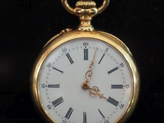 Vente aux enchères Montre de col en or jaune 750.  Cadran à chiffres romains pour les heu