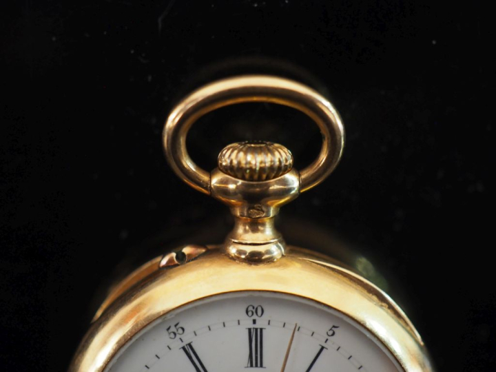 Montre de col en or jaune 750.  Cadran à chiffres romains pour les heu