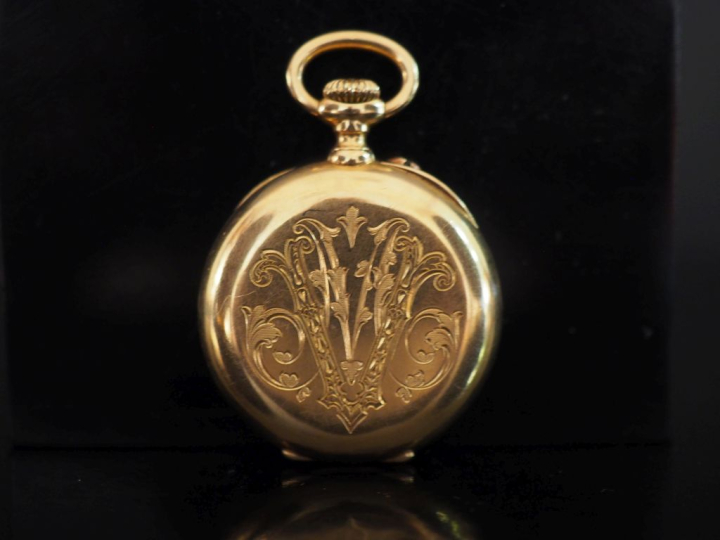 Montre de col en or jaune 750.  Cadran à chiffres romains pour les heu