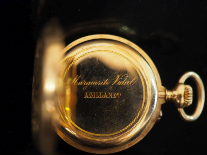 Montre de col en or jaune 750.  Cadran à chiffres romains pour les heu