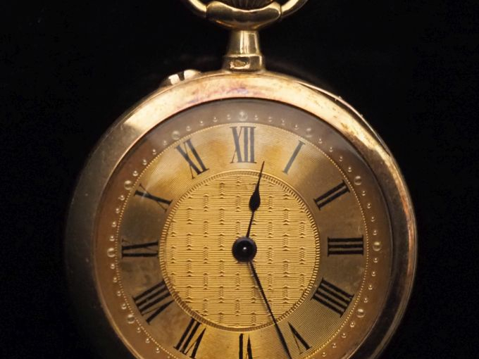 Montre de col en or jaune 750.  Cadran à chiffres romains pour les heu