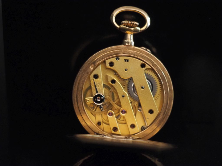 Montre de col en or jaune 750.  Cadran à chiffres romains pour les heu