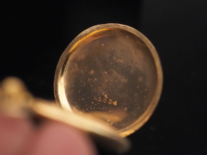 Montre de col en or jaune 750.  Cadran à chiffres romains pour les heu