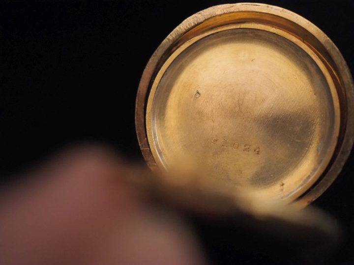 Montre de col en or jaune 750.  Cadran à chiffres romains pour les heu