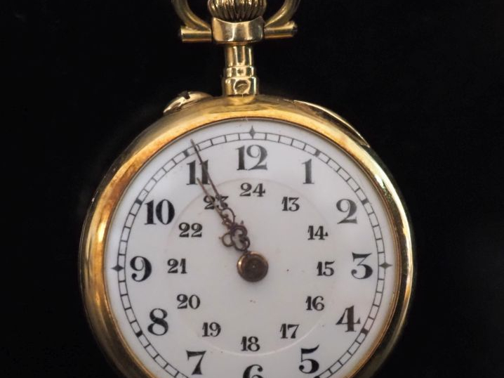 Montre de col en or jaune 750.  Cadran à chiffres arabes.  Le revers, 