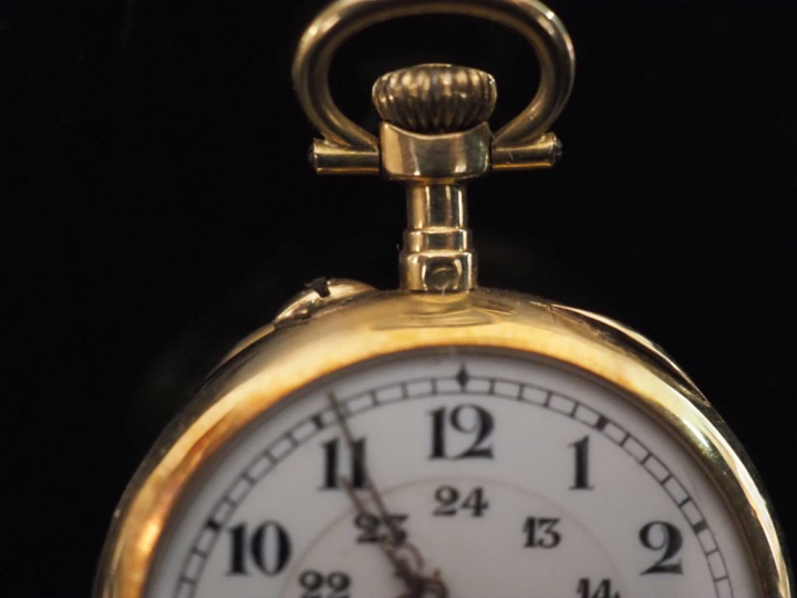 Montre de col en or jaune 750.  Cadran à chiffres arabes.  Le revers, 