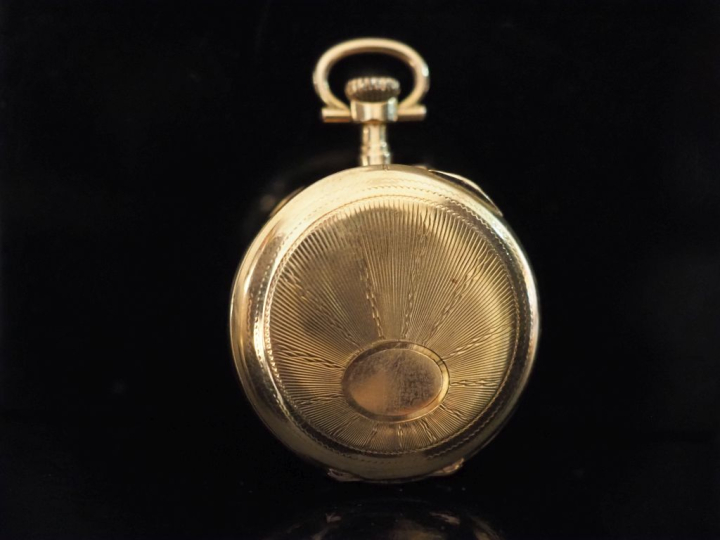 Montre de col en or jaune 750.  Cadran à chiffres arabes.  Le revers, 