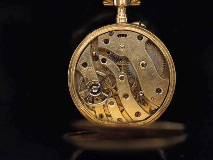 Montre de col en or jaune 750.  Cadran à chiffres arabes.  Le revers, 