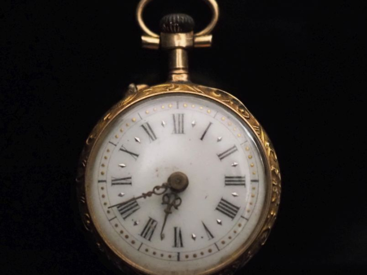 Petite montre de col en or jaune 750.  Cadran à chiffres romains pour 