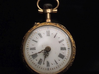 Vente aux enchères Petite montre de col en or jaune 750.  Cadran à chiffres romains pour 