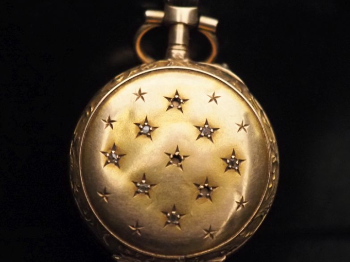 Petite montre de col en or jaune 750.  Cadran à chiffres romains pour 