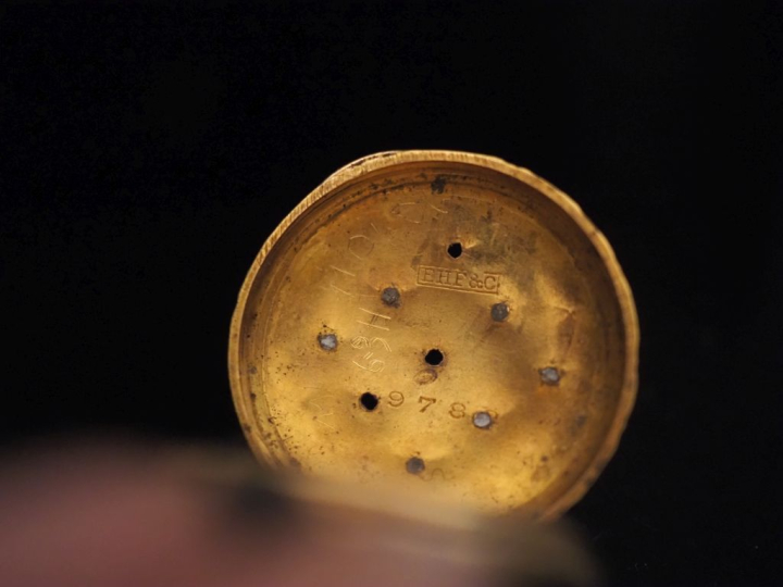 Petite montre de col en or jaune 750.  Cadran à chiffres romains pour 