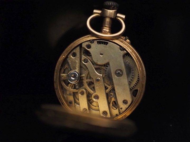 Petite montre de col en or jaune 750.  Cadran à chiffres romains pour 