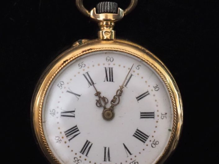 Montre de col en or jaune 750.  Cadran à chiffres romains pour les heu