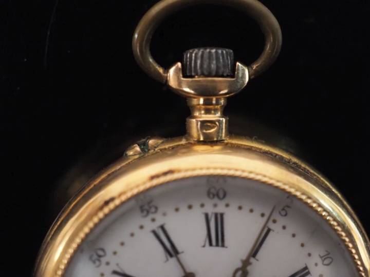 Montre de col en or jaune 750.  Cadran à chiffres romains pour les heu