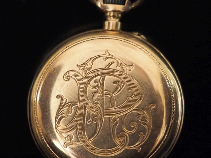 Montre de col en or jaune 750.  Cadran à chiffres romains pour les heu