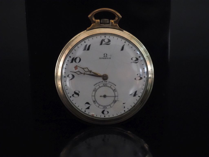 OMEGA,  Montre de gousset de style Art déco en plaqué or.  Cadran émai