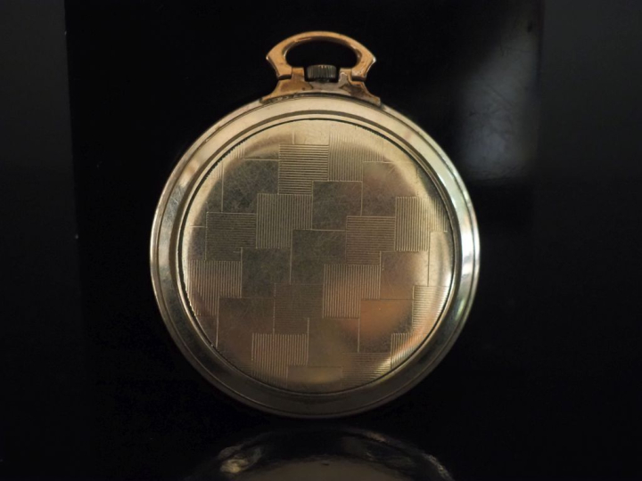 OMEGA,  Montre de gousset de style Art déco en plaqué or.  Cadran émai