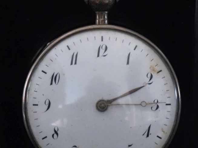 PERRENOD, à Besançon Montre de gousset à coq en argent et laiton.  Cad