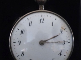 Vente aux enchères PERRENOD, à Besançon Montre de gousset à coq en argent et laiton.  Cad