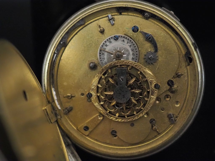 PERRENOD, à Besançon Montre de gousset à coq en argent et laiton.  Cad