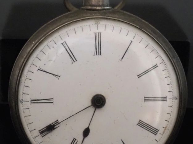 Montre de gousset en argent anglais.  Cadran émaillé blanc à chiffres 
