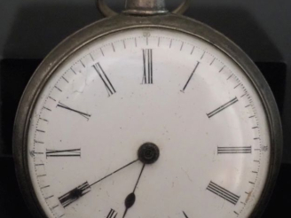Vente aux enchères Montre de gousset en argent anglais.  Cadran émaillé blanc à chiffres 