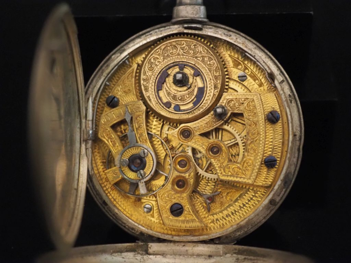 Montre de gousset en argent anglais.  Cadran émaillé blanc à chiffres 