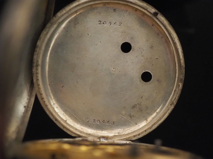 Montre de gousset en argent anglais.  Cadran émaillé blanc à chiffres 