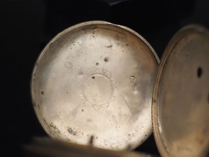 Montre de gousset en argent anglais.  Cadran émaillé blanc à chiffres 