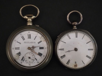 Vente aux enchères Montre de gousset en argent.  Cadran à chiffres romains pour les heure