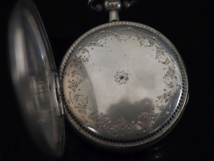 Ensemble comprenant :  - montre de poche à coq en argent.  Cadran émai