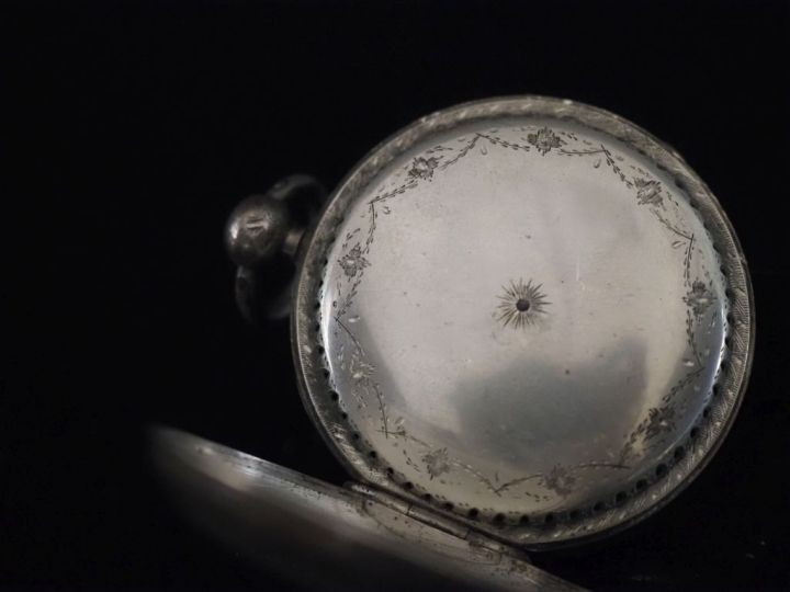 Ensemble comprenant :  - montre de poche à coq en argent.  Cadran émai