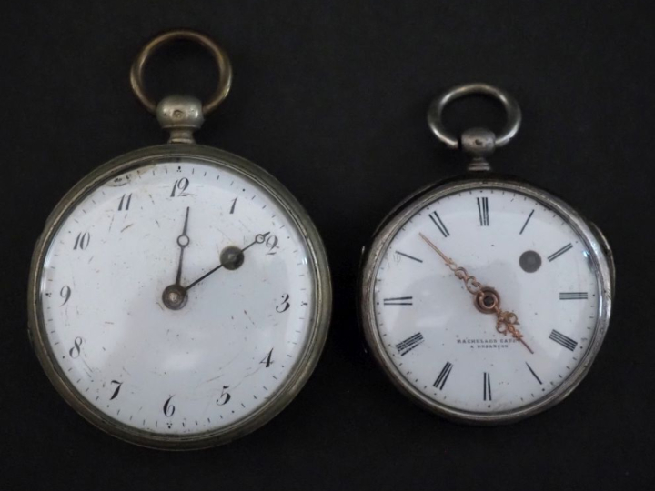 Ensemble comprenant :  - une petite montre de poche à coq en arget.  C