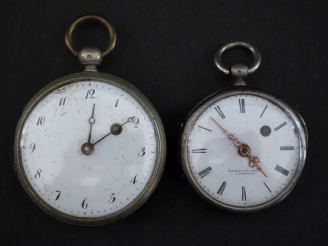 Vente aux enchères Ensemble comprenant :  - une petite montre de poche à coq en arget.  C