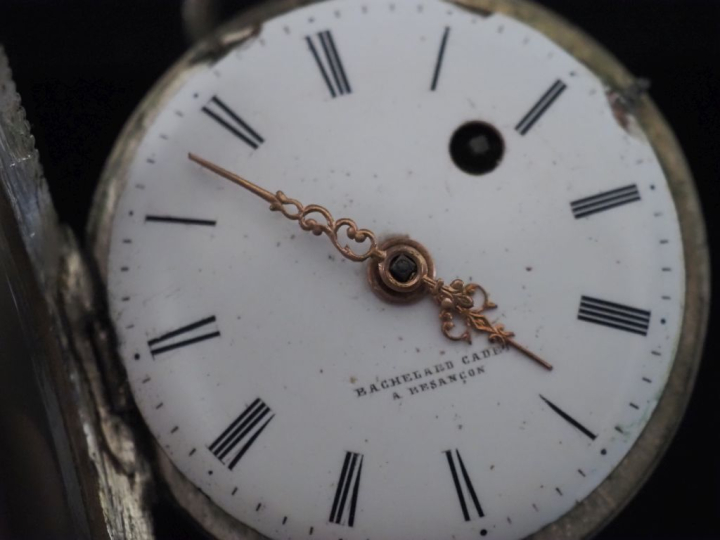 Ensemble comprenant :  - une petite montre de poche à coq en arget.  C