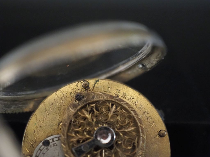 Ensemble comprenant :  - une petite montre de poche à coq en arget.  C