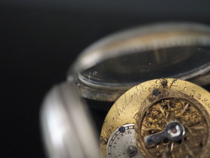 Ensemble comprenant :  - une petite montre de poche à coq en arget.  C