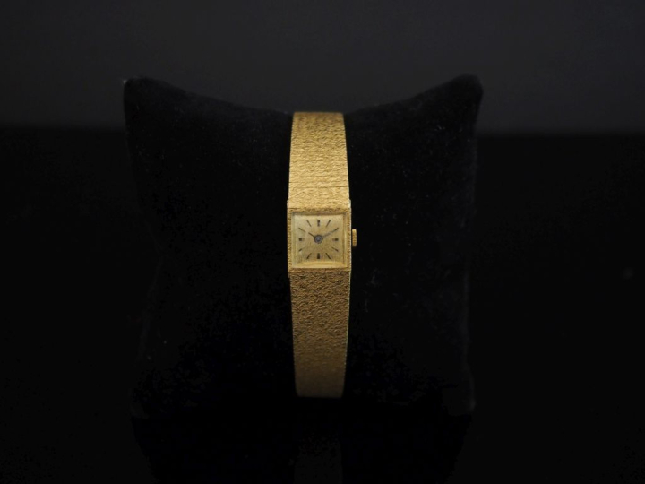 Montre bracelet de dame de style Art déco, boitier et bracelet en or j