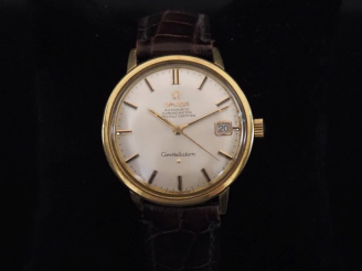 Vente aux enchères OMEGA, Constellation Montre bracelet chronomètre, boitier en or jaune 