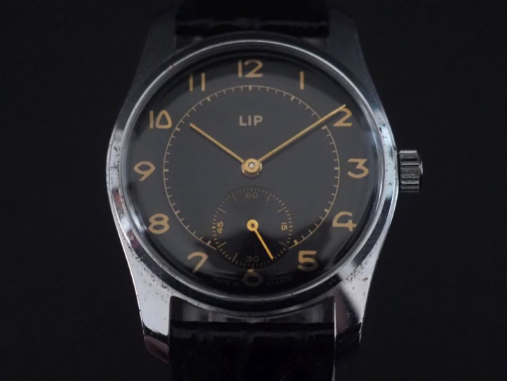 LIP Montre bracelet en acier.  Cadrfan rond à chiffres dorés arabes su