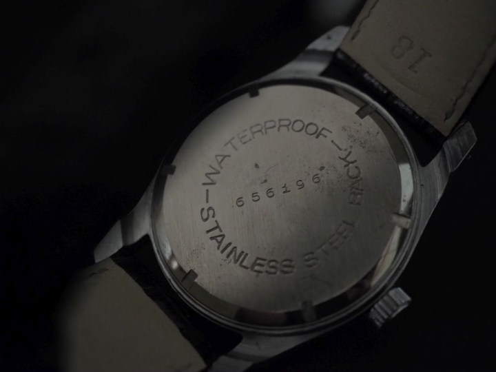 LIP Montre bracelet en acier.  Cadrfan rond à chiffres dorés arabes su