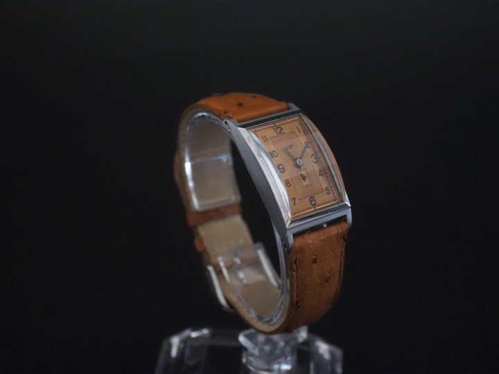 LIP, T18 Montre bracelet en acier.  Boitier rectangulaire de forme bom