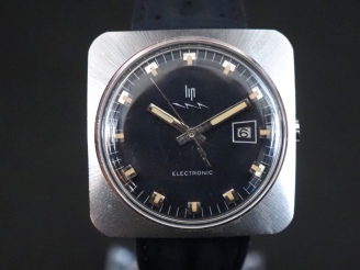 Vente aux enchères LIP, Electronic Montre bracelet à boitier carré en acier brossé.  Cadr