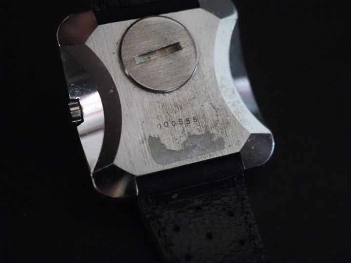 LIP, Electronic Montre bracelet à boitier carré en acier brossé.  Cadr