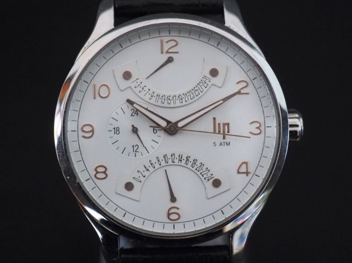 LIP, 5 ATM Montre bracelet en acier.  Cadran rond à chiffres arabes po