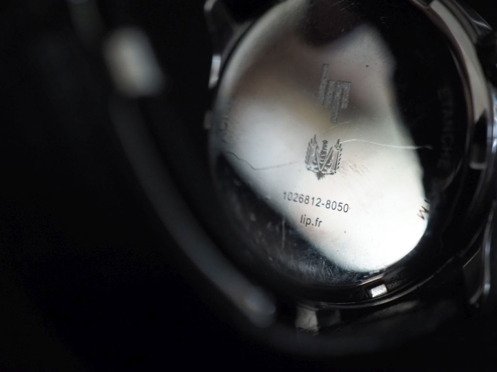 LIP, 5 ATM Montre bracelet en acier.  Cadran rond à chiffres arabes po